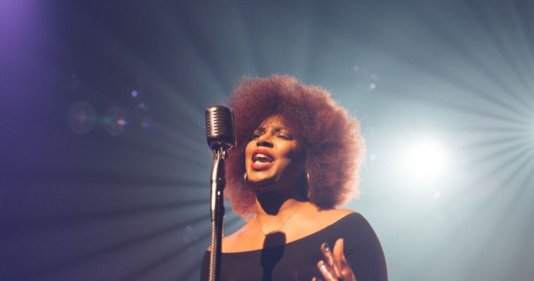Amelia Barbar serenades audiences with \’Peaches\’ performance at 2022 Grammys